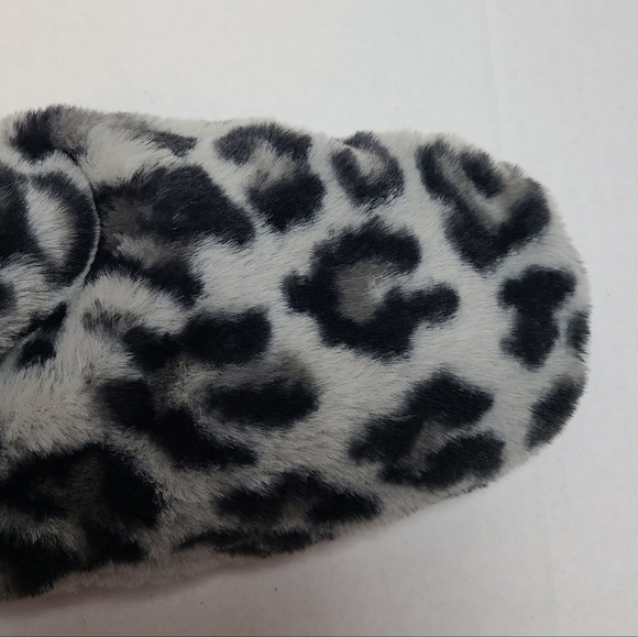 NWT Fuzzy Slippers - Picture 4 of 7